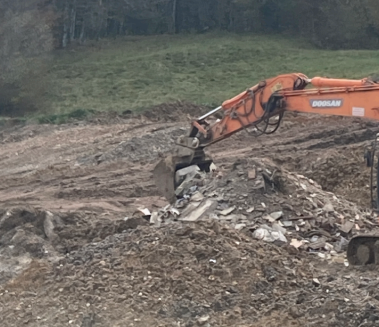 Območje, ki ga podjetje zasuva z zemljo in gradbenim materialom.