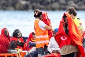 Reševalne ekipe pomagajo migrantom, ki so se izkrcali na otoku Lanzarote