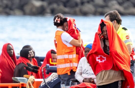 Reševalne ekipe pomagajo migrantom, ki so se izkrcali na otoku Lanzarote