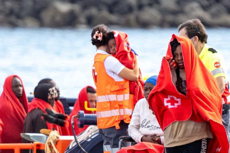 Reševalne ekipe pomagajo migrantom, ki so se izkrcali na otoku Lanzarote