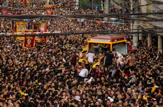 Množica Filipincev časti črnega Jezusa na procesiji