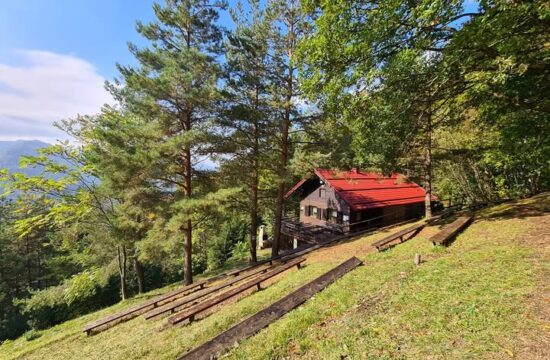 Pred pol stoletja kupili parcelo in zgradili planinski dom, zdaj jo želi država