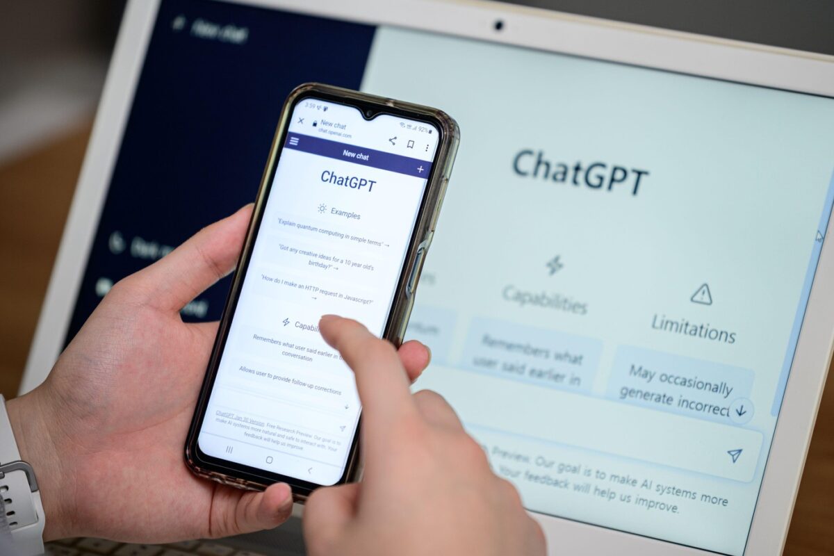 Nas umetna inteligenca poneumlja? Kaj kaže raziskava in kaj pravi UI?