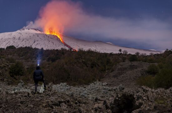 “Izjemno nevaren” turizem: Etna bruha, turisti pa onemogočajo dostop reševalcem