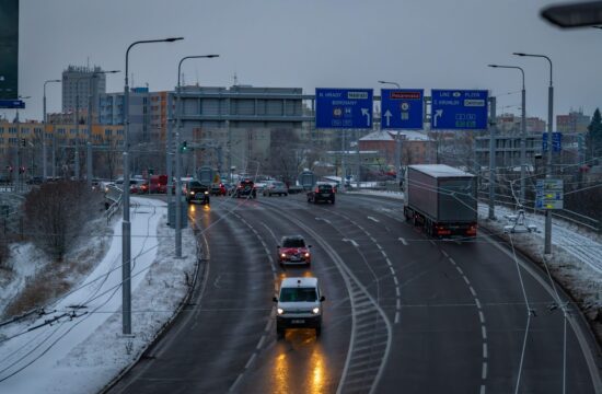 Pet najpogostejših napak, ki jih delajo vozniki med zimo