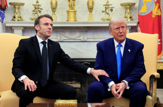 Trenutek, ko je Macron Trumpa prijel za roko in ga popravil