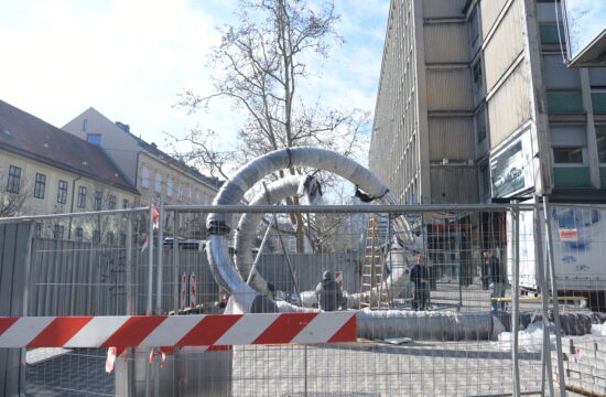 V središču Ljubljane se obeta novost. Delavci že postavljajo konstrukcijo (FOTO)